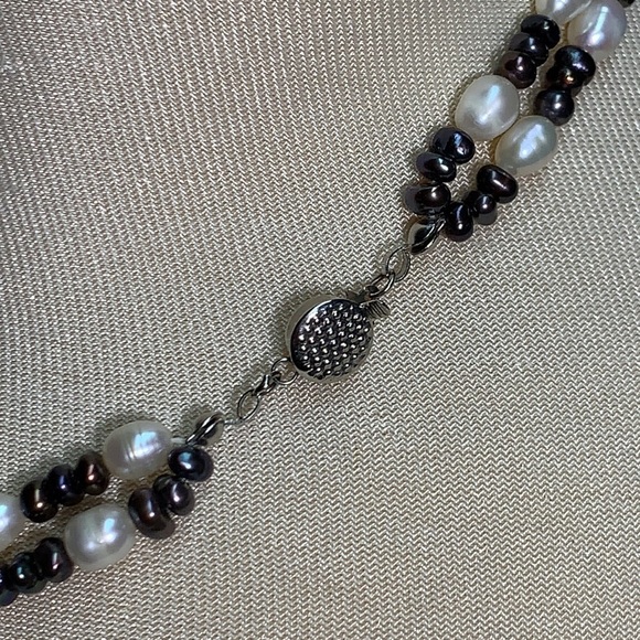 Lovely vintage two toned double strand genuine pearl necklace. - Picture 6 of 17